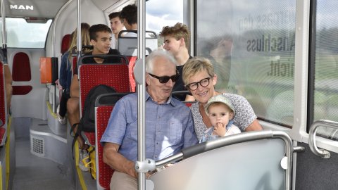 Grosseltern mit Enkelin im Bus