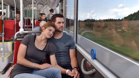 Paar im Bus